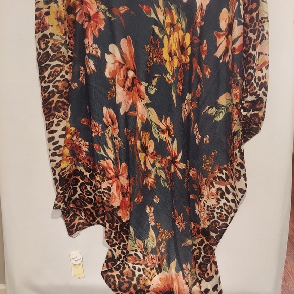 Accessories - Collection Eighteen Womens Floral and Leopard Print Shawl NWT (but has defect)